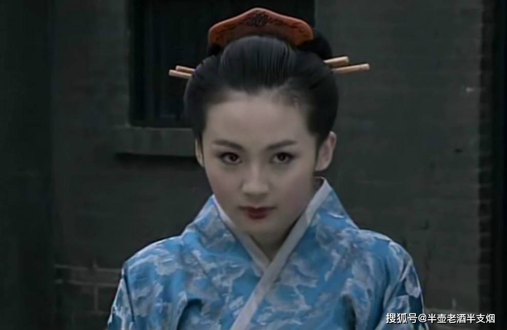 大女儿高弟被鬼子强暴之后,冠晓荷看着家里满地狼藉,明知道自己没有