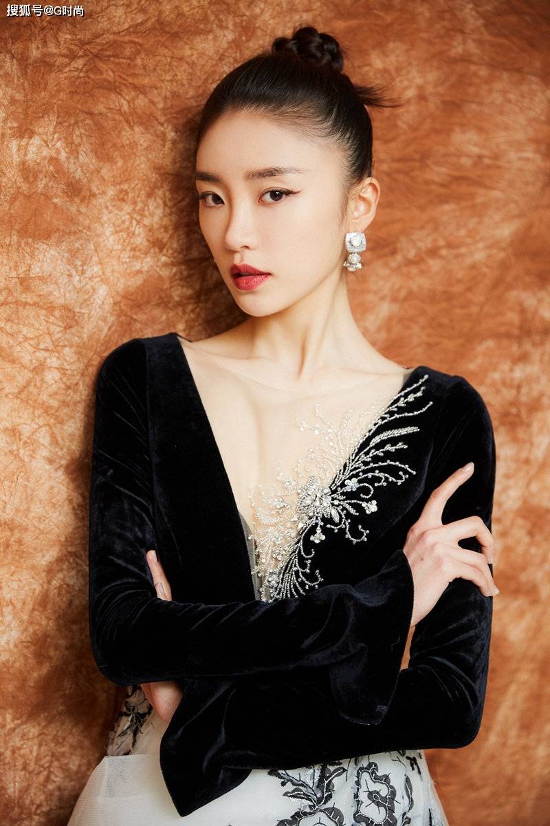 张月身穿一袭黑白v领大拖尾裙搭配干练高扎辫盘发