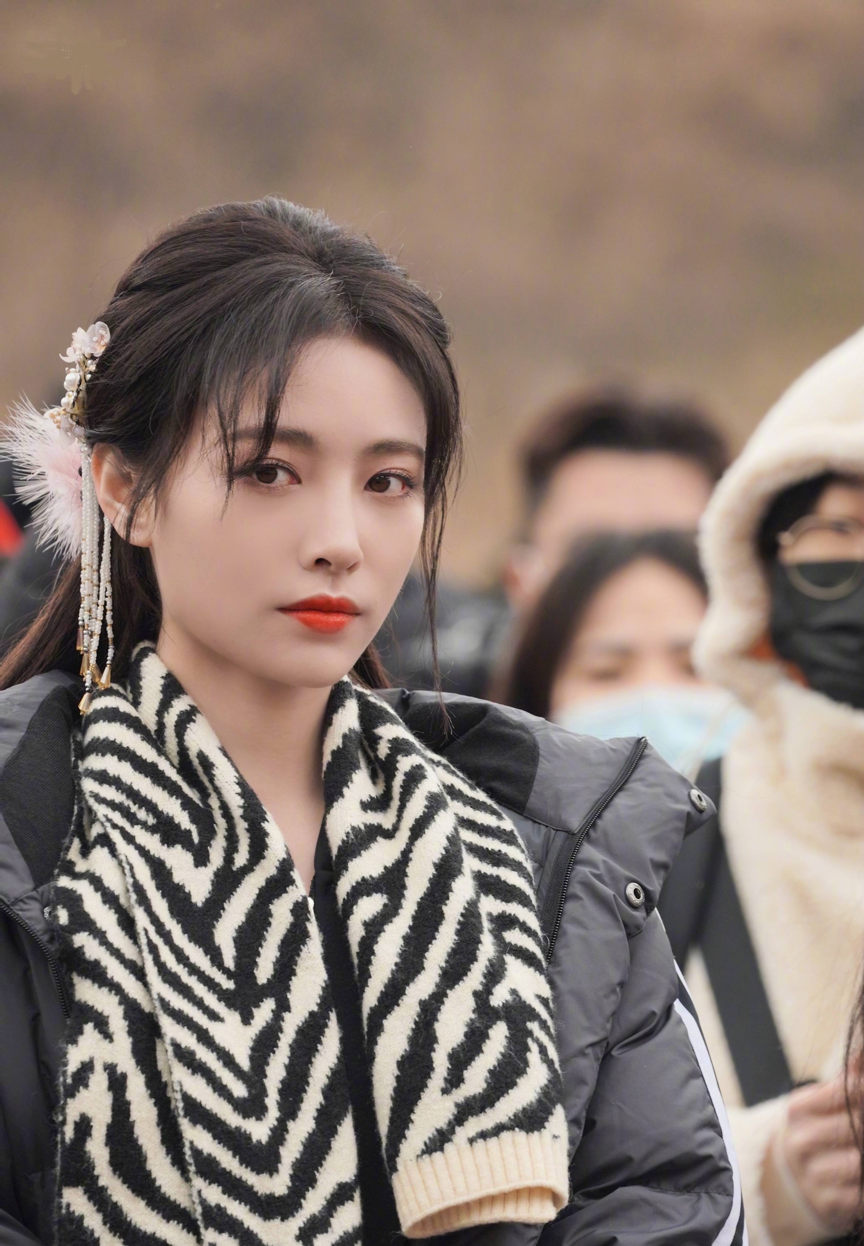 许佳琪新剧《清风朗月花正开》开机,饰演女主颜值超绝