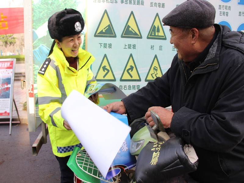 莒南交警结合"百日会战"行动再掀交通安全宣传新高潮