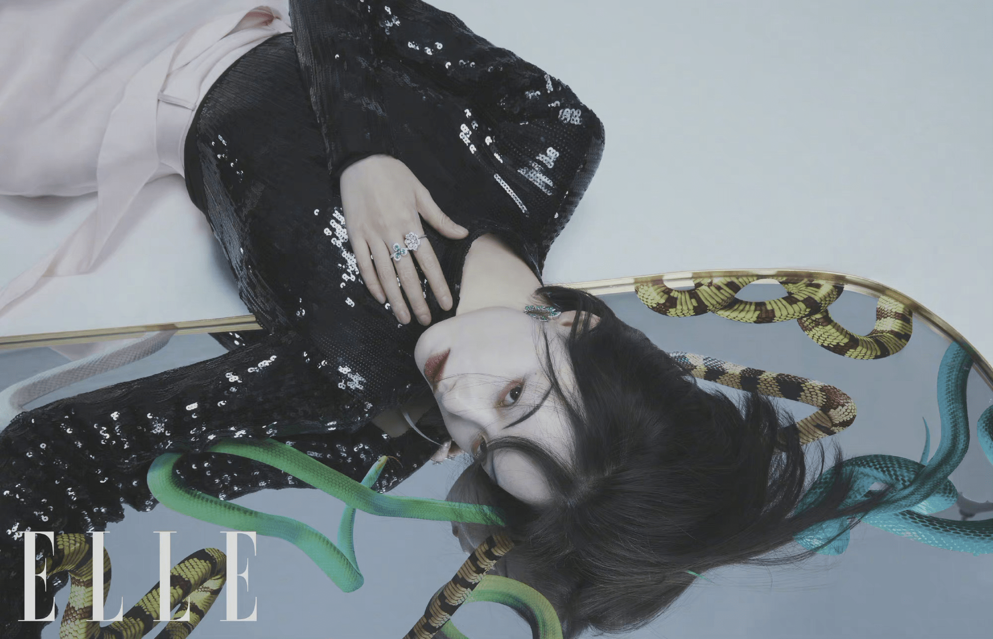 倪妮不愧是高级脸杨柳细眉搭配鎏金唇妆时尚感和表现力好绝