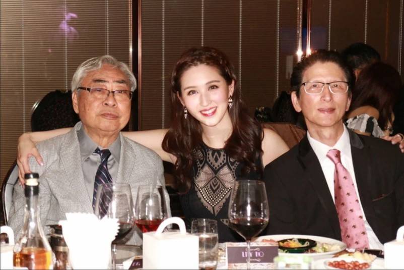 林建名病逝!相差51岁的"爷孙恋"女主追悼:你是我最酷的干爹_何傲儿