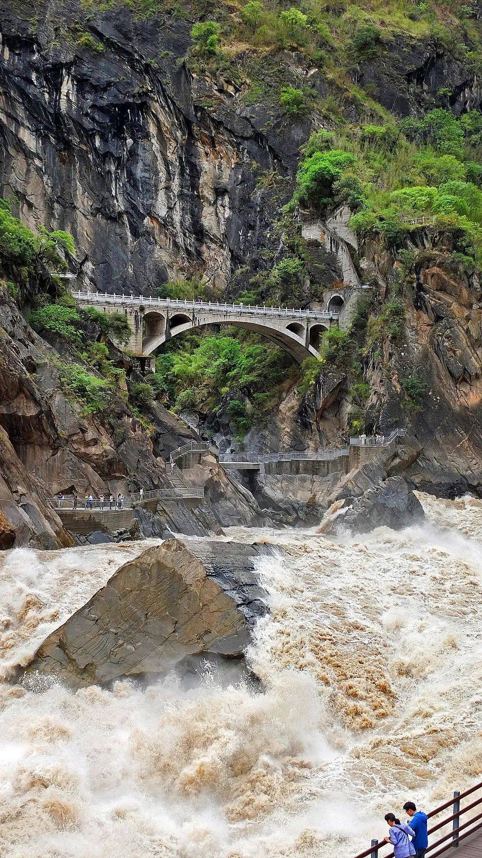 从崖顶到江面的落差超过3000米两岸是90度垂直于江面的崖壁金沙江大峡