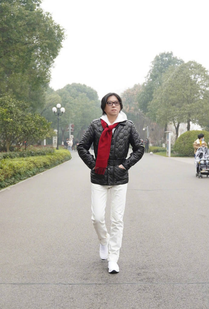 高晓松晒最新体重 身高179cm重71kg达到标准