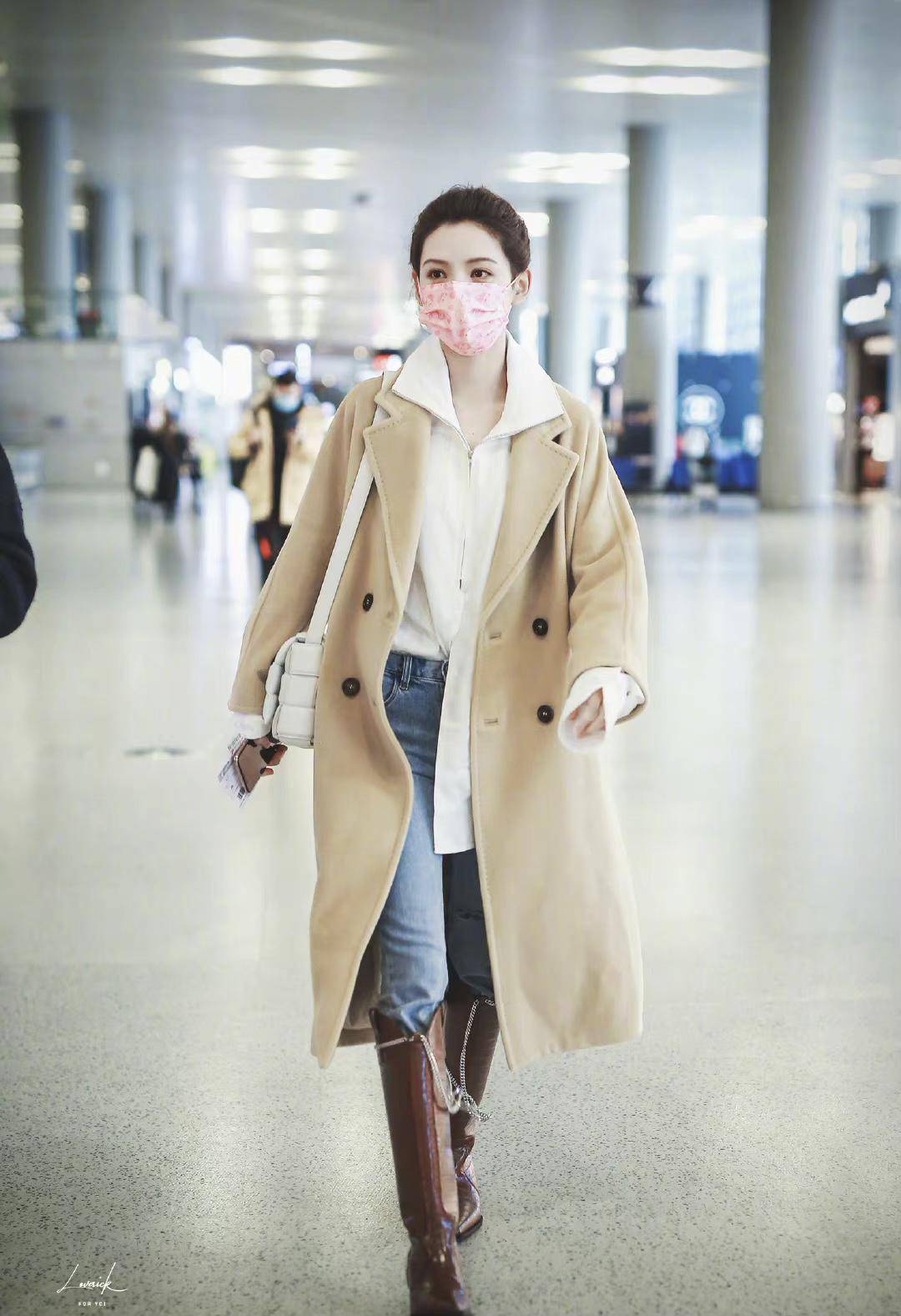 原创张予曦机场私服造型超吸睛卡其色大衣搭配棕色靴子俏皮又可爱