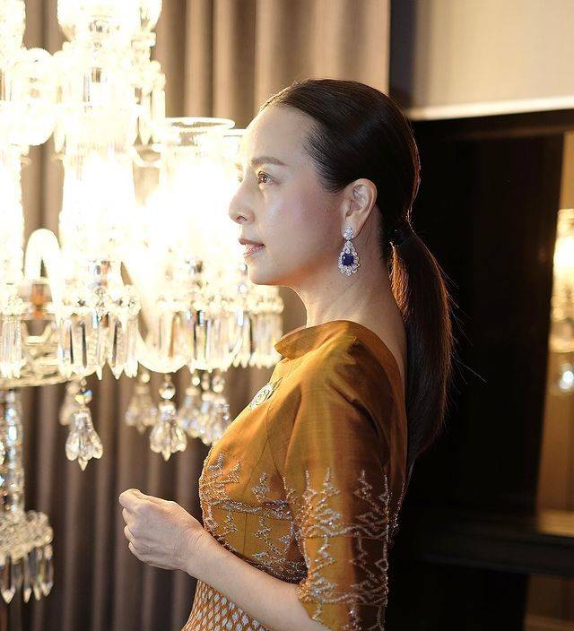 55岁伍伦盼晒写真!得泰王青睐召见入宫,正版回归盗版黯淡失色