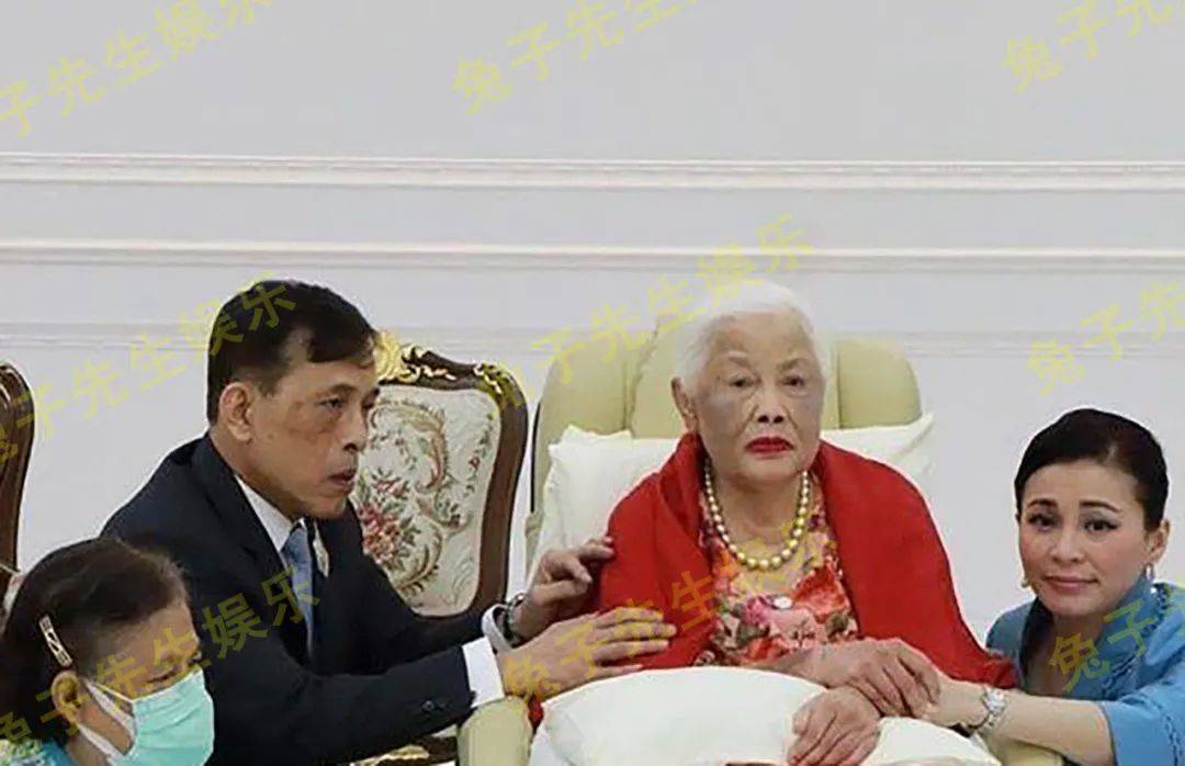 诗丽吉情人太没骨气见到普密蓬国王跪地上不起潇洒劲早不见了