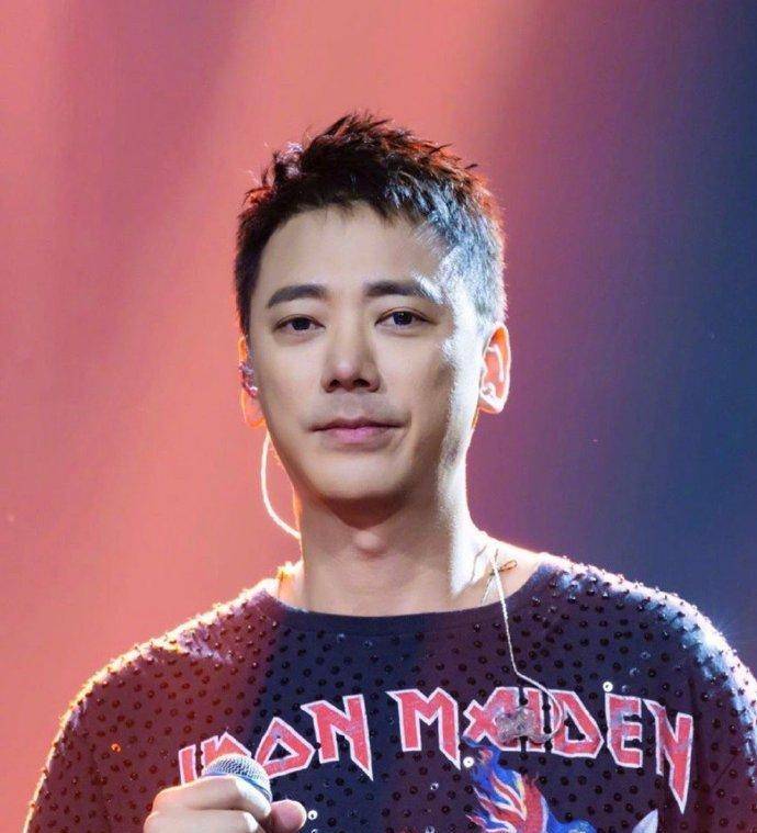 49岁苏见信要结婚了?女儿都20岁了,与现女友长跑17年未婚?_小丸子