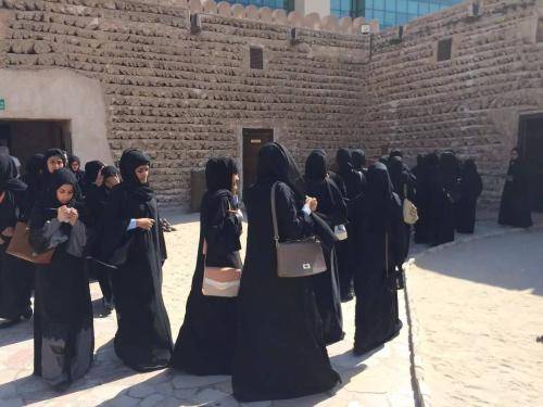 去迪拜旅游，不要跟身穿黑袍的美女“握手”，导游：我也帮不了你
