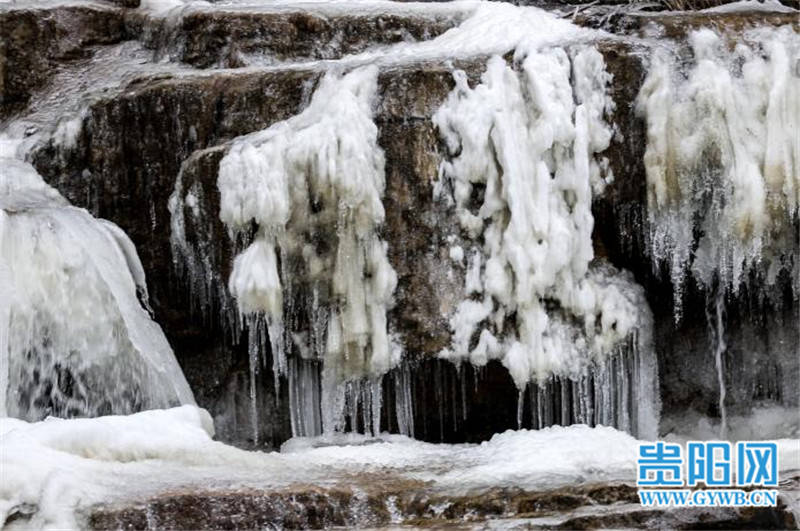 【图集】太壮观！贵州龙里金龙吐水形成冰瀑