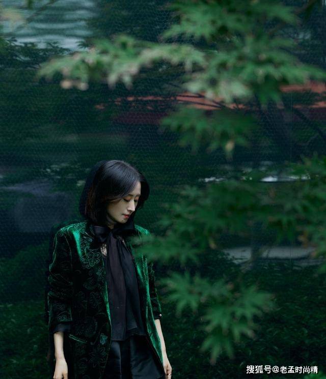 刘敏涛 林间墨绿西装, 葱郁林间的一抹倩影-搜狐大视野-搜狐新闻