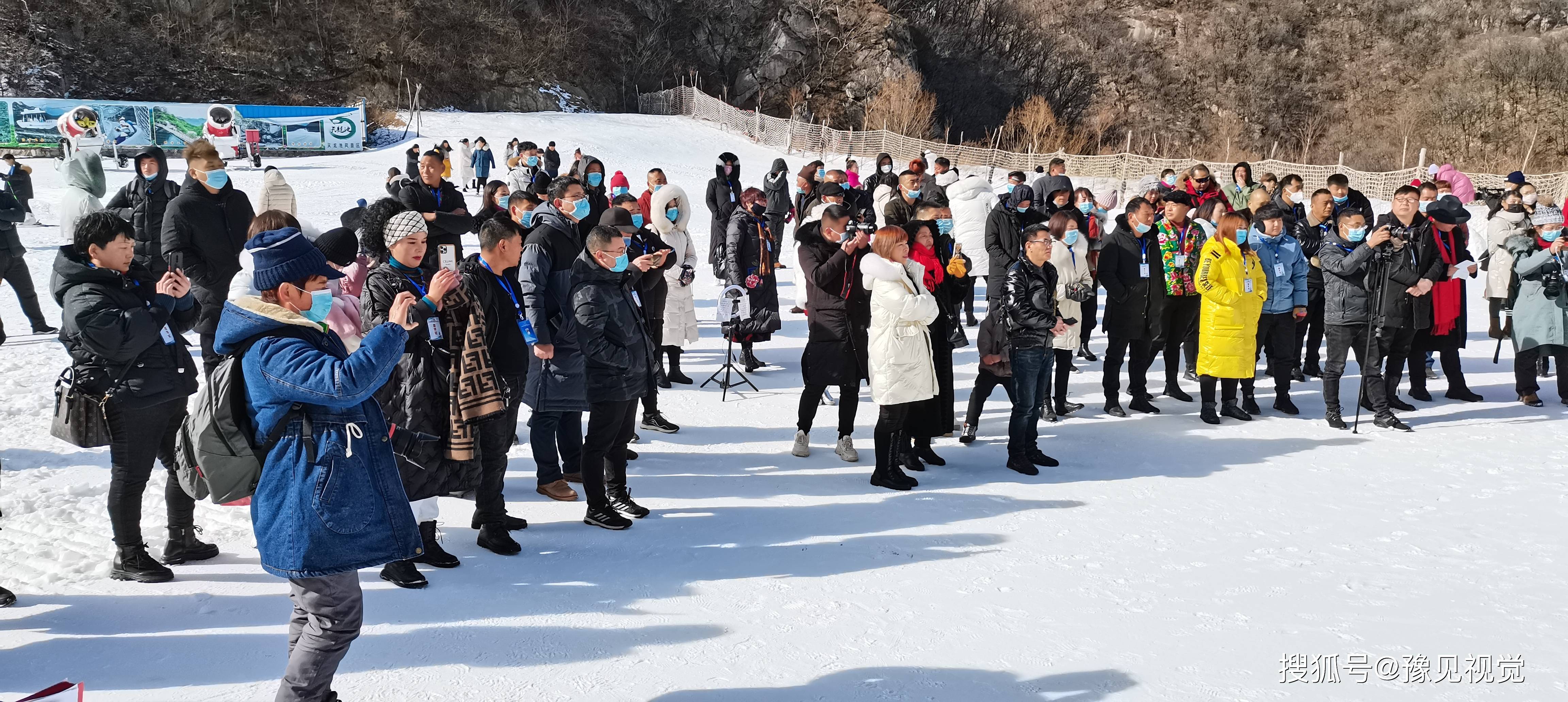 鲁山天龙池风景区滑雪、冰瀑冰挂节启动仪式在景区滑雪场盛大举行