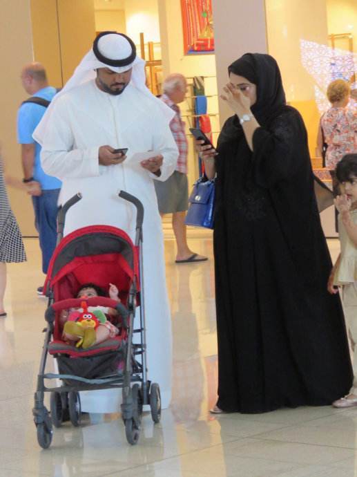 去迪拜旅游，不要跟身穿黑袍的美女“握手”，导游：我也帮不了你