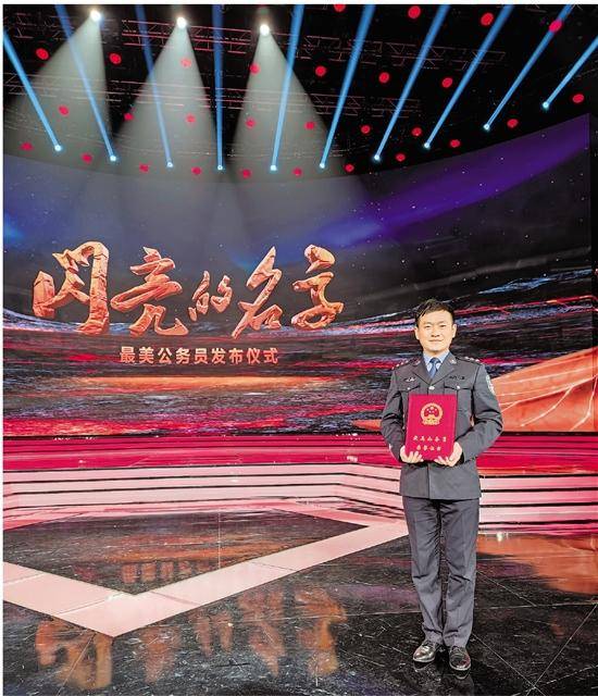 原创钟毅一个虽然没有站在抗疫一线但是却造福全国的民警