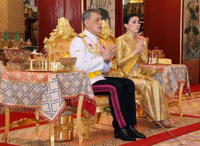 泰国群众遇到国王，“五体投地”跪拜，中国游客遇到国王该咋办？