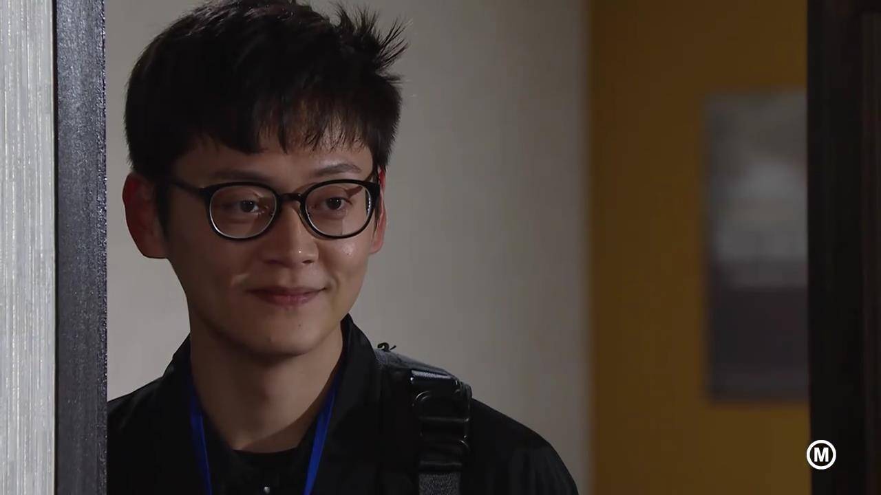 张振朗饰演"it毒男",tvb仓底剧《坚离地爱坚离地》低调播出