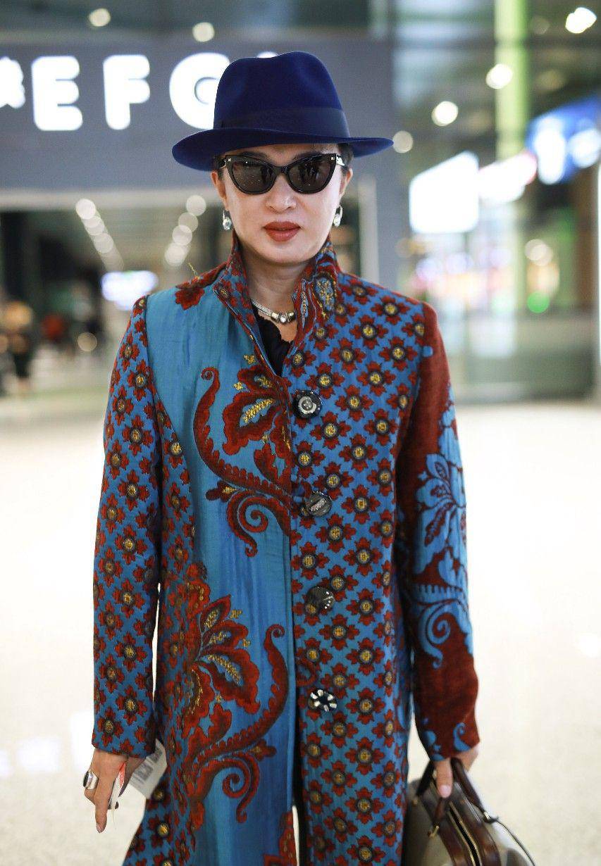 金姐就是你金姐,年过半百依旧敢穿:花衣配红靴,效果却略翻车?