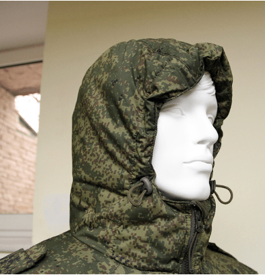 防寒服自带的防寒帽肘部加强设计双色臂章贴标衣袋设计下摆处的系绳