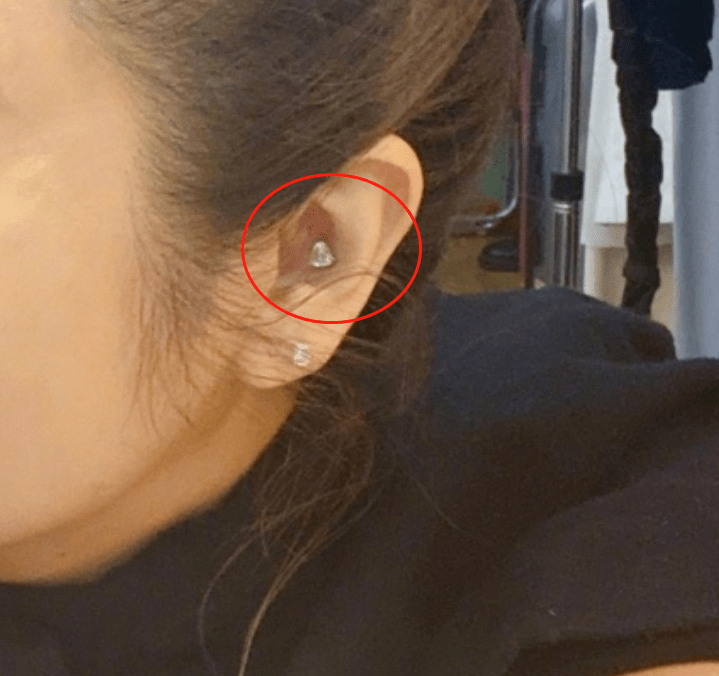 原创43岁林心如晒自拍照,谁留意到她耳朵藏着啥?年轻人都不敢这么做