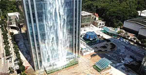 中国贵州百米高“人工瀑布大厦”，引国外网友调侃：太愚蠢！