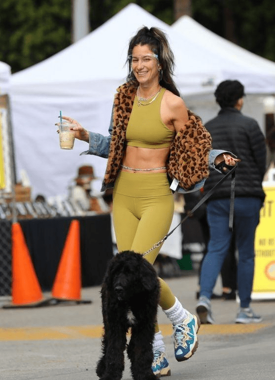 莱克西·潘泰拉牵爱犬散步心情好,穿健身服秀腹肌美!