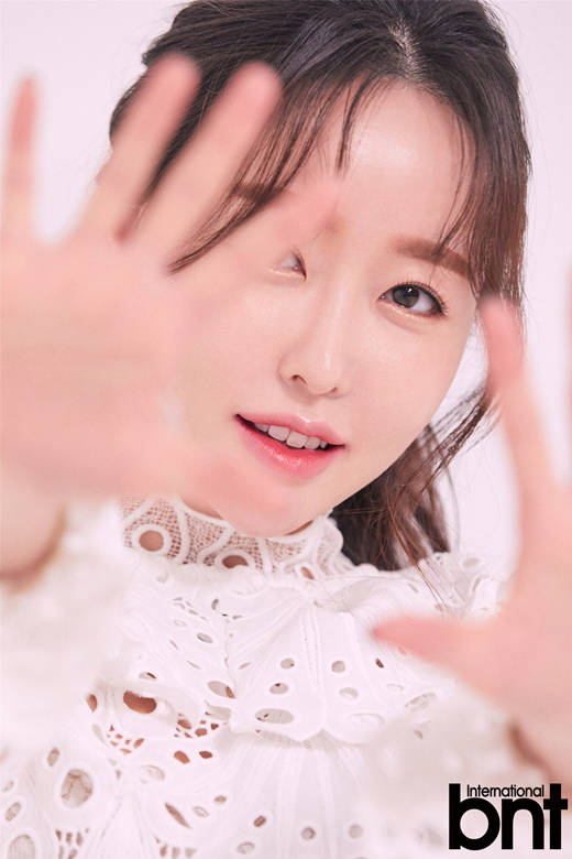 近日,韩国人气美妆博主兼时尚总监01允贞拍摄了一