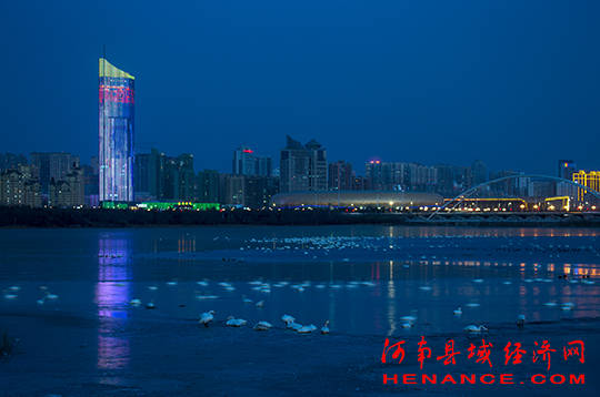 河南三门峡：天鹅湖夜色美如画