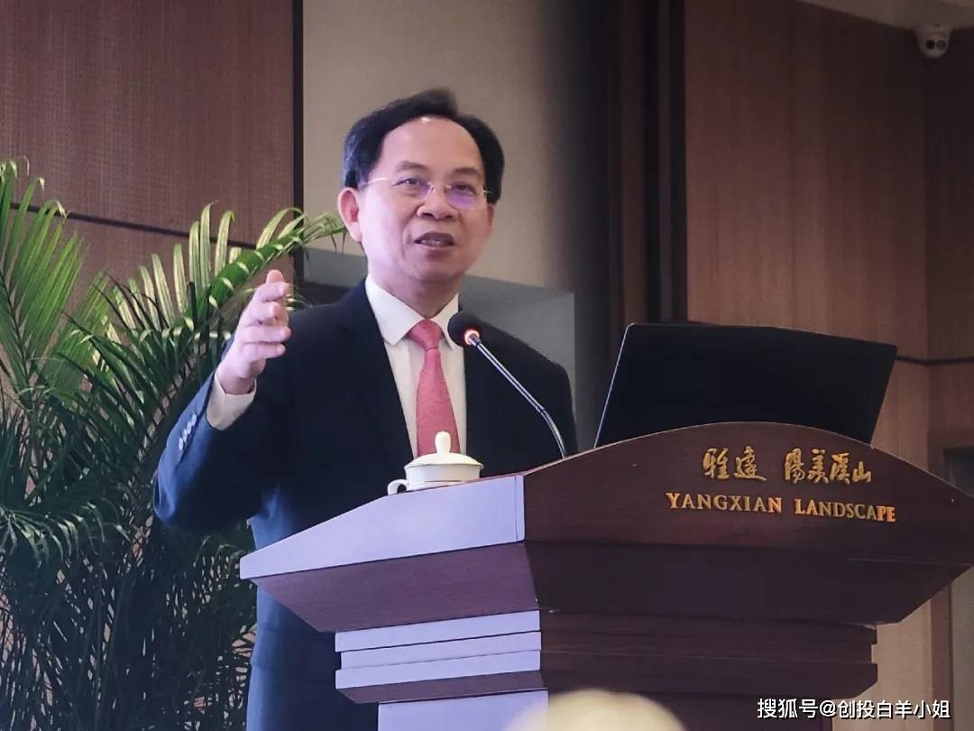 原国家统计局局长,著名经济学家邱晓华博士以"冬去春来,静候花开