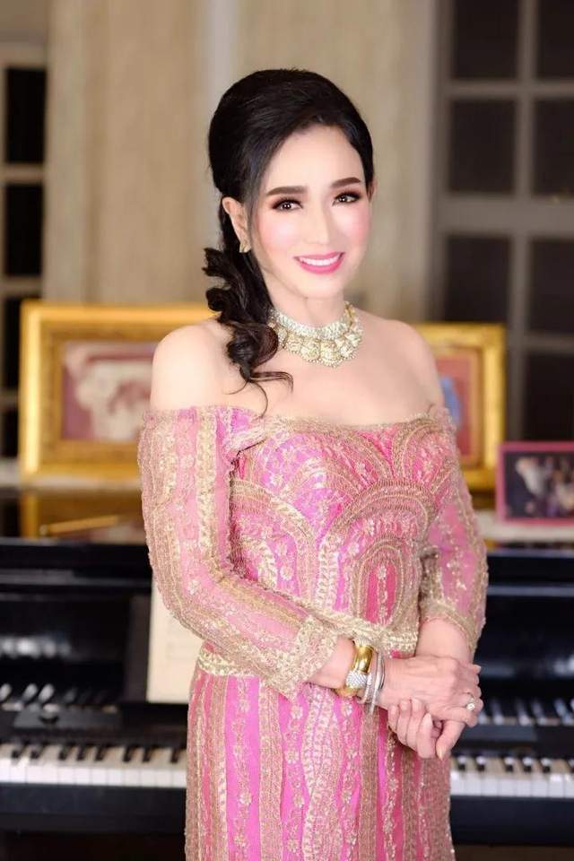 泰国第一位环球小姐现已74岁高龄却像27岁少女