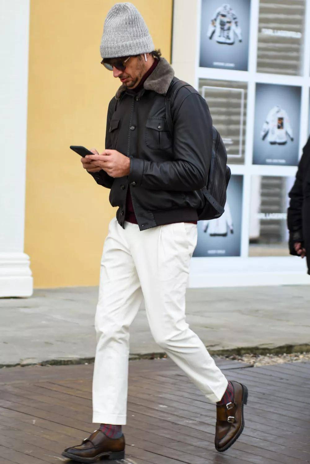 虽然皮衣和西裤在颜色的选择上并不是很多,但也足够搭配出不同的色调