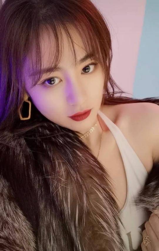 原创乡爱王小蒙发福?跳舞肚腩晃动自嘲屁股大,网友:体格可以扛水泥