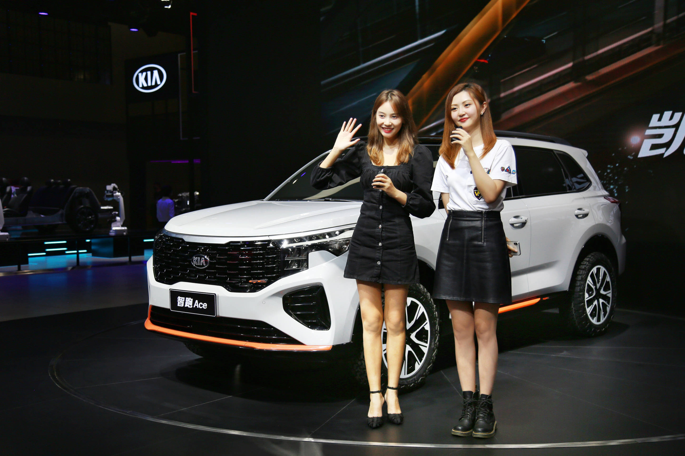 东风悦达起亚品牌形象大使,狐友国民校花张颜舒和搜狐汽车主持人李冉