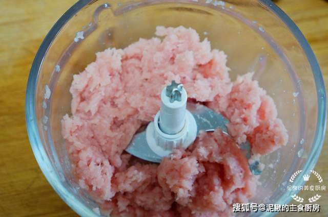 2.将切好的猪里脊肉放进绞肉机中绞成细腻的肉泥.