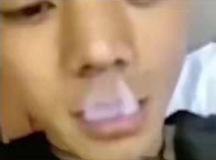 人员11日回应,称:"小孩子对电子烟感兴趣,可能试了一下,根本不是抽烟