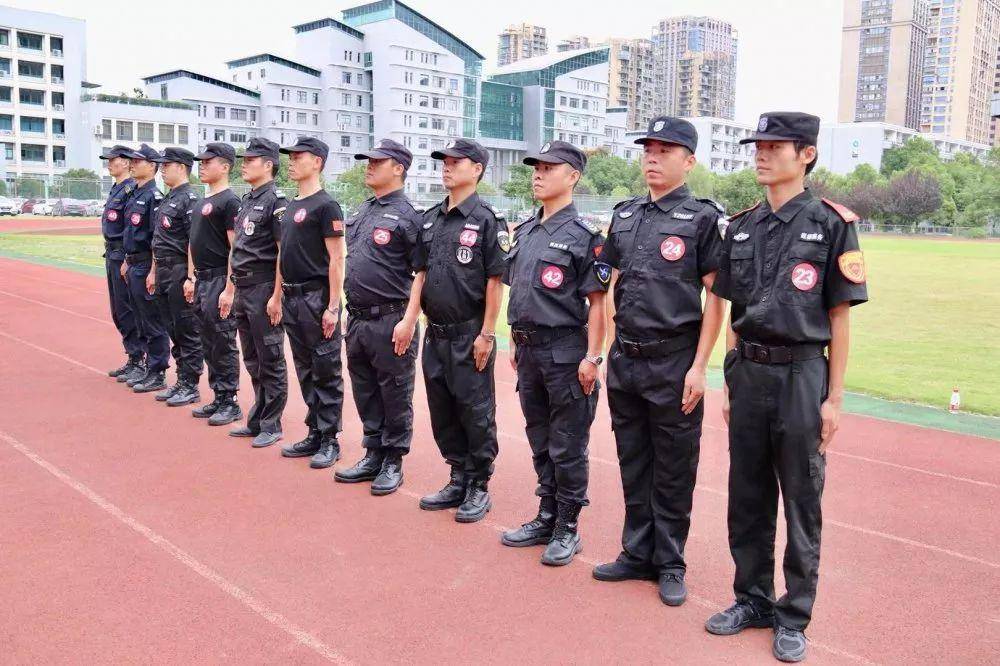 安徽高校学生封校期间翻墙外出被保安按在地上训话校方回应