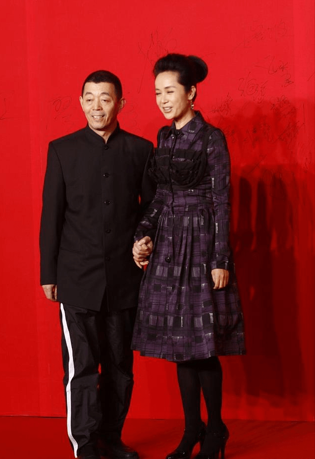 蒋雯丽夫妻同框显恩爱,粉色缎面裙配中山装,12岁年龄差好真实