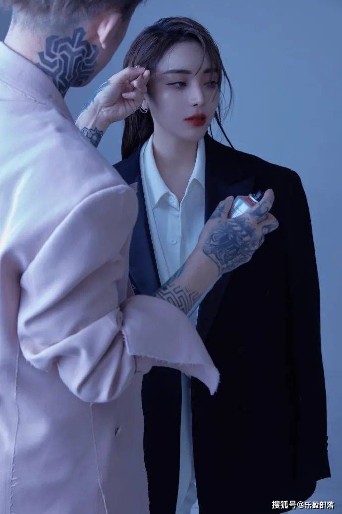 跟椰看温精灵晒新照风格大变