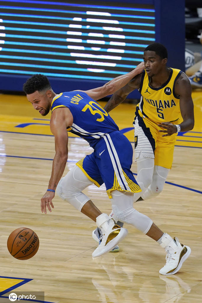 北京时间1月13日消息,2020-21赛季nba常规赛继续进行,勇士队在主场