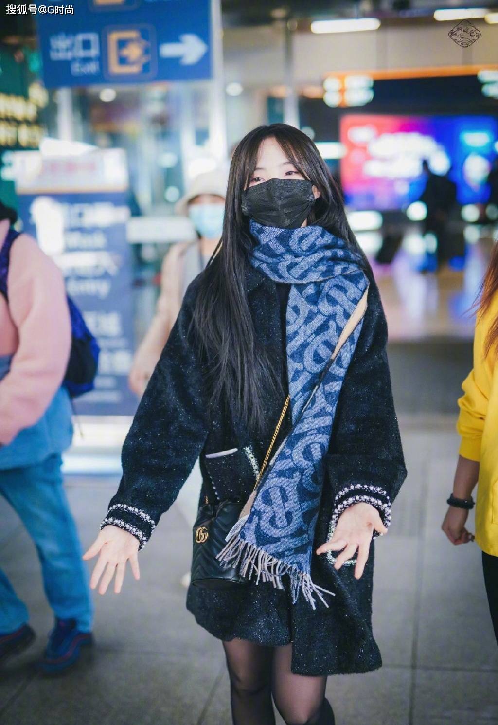 郑乃馨现身机场，身穿深色中长款大衣搭配蓝色围巾-搜狐大视野-搜狐新闻