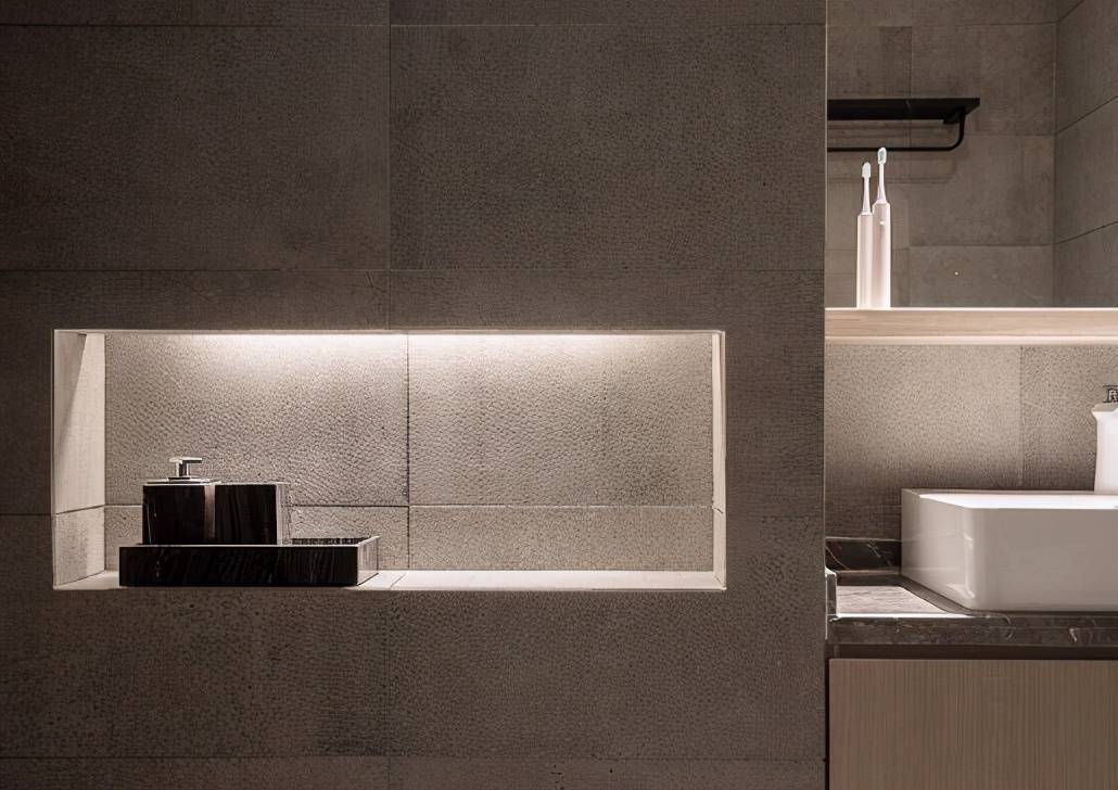 洗手池旁边还做了一体式的壁龛设计,内部安装了灯带,实用的同时也保证