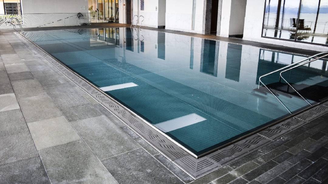 除了游泳池本身以外,需要泳池周边整体环境的良好搭配,才能带来美好的