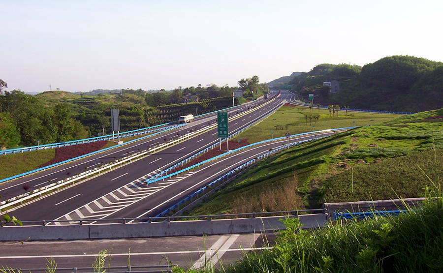 重庆长寿区一个大镇，高速公路过境，是市级中心镇之一
