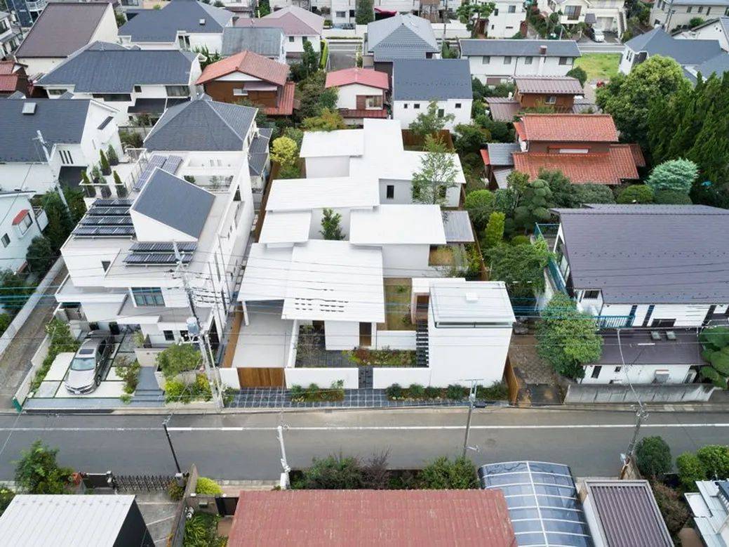 住宅位于东京国立市的一个安静的住宅区,设计对原始住所进行了翻新和