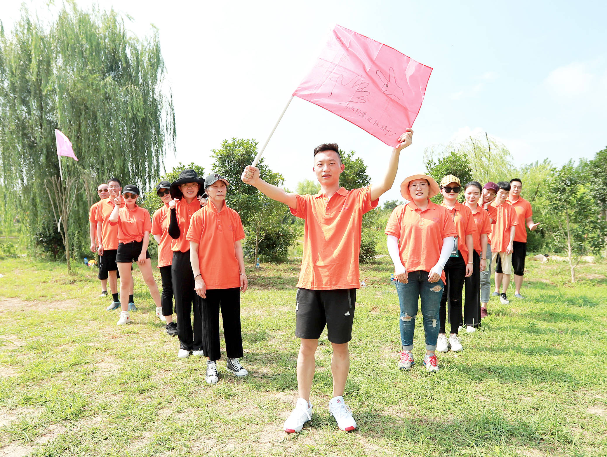 下午1点进行团建活动 团队破冰 风火轮 南水北调 不倒森林