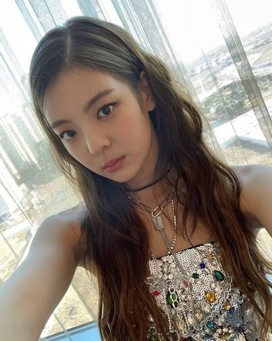 韩国女团itzy成员lia社交网站发照秀出众美貌_吕东