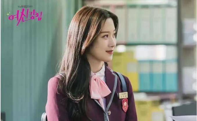 韩剧《女神降临》女主林周京和之前流行的s型纹理卷发不同,美人卷的