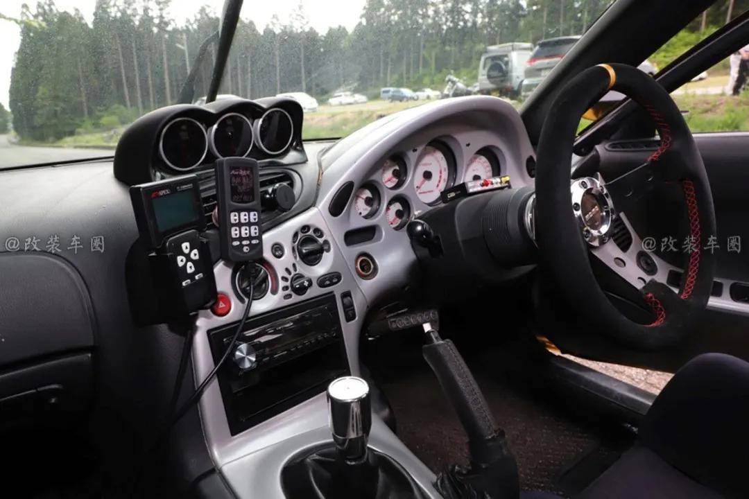 其实内饰部分有点乱,三连表,气压调节器,十字棒的排列好像有点混乱.