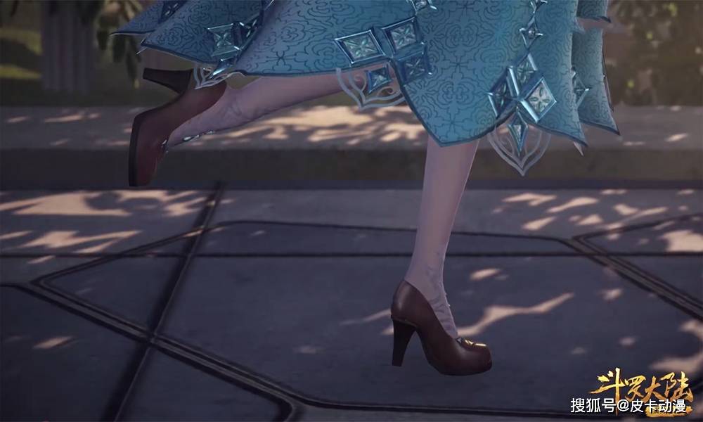 高跟鞋和丝袜都在宁荣荣的腿上曝光在了我们的视野前,不得不说的是,宁