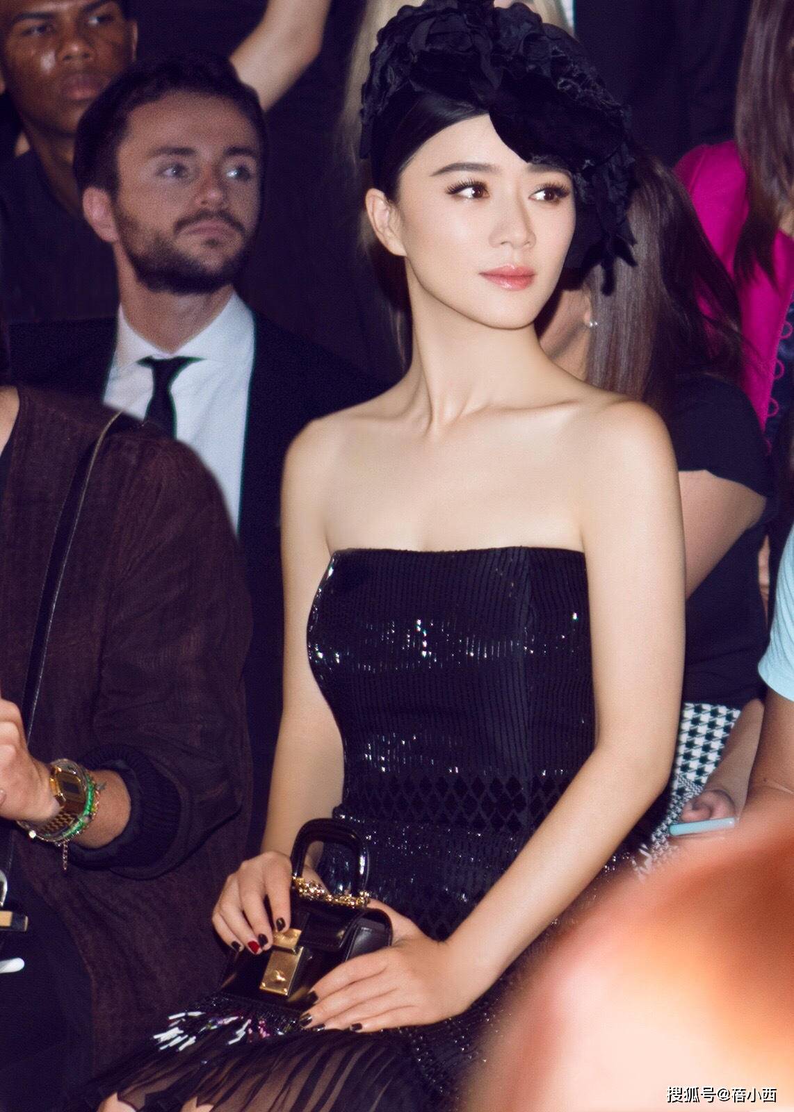 原创田海蓉不愧是"名媛脸",穿黑色抹胸裙坐豪车去看秀,气质太惊艳