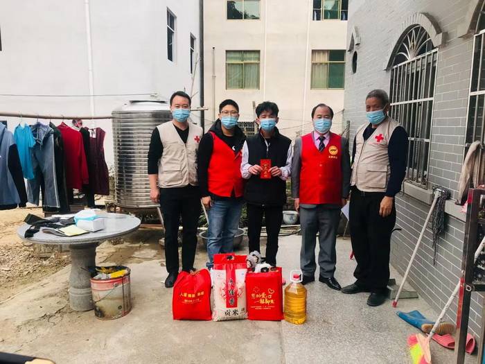 福建龙岩多位爱心人士到上杭县南阳镇送温暖